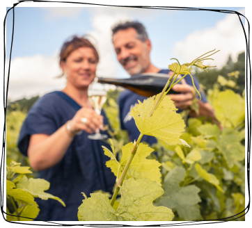 deux personnes qui goutent du champagne